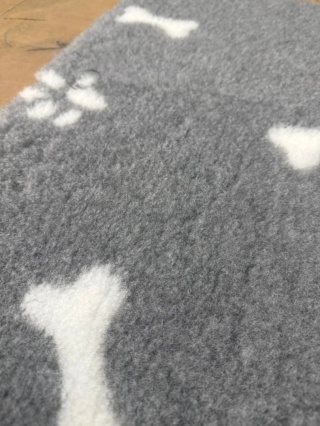 BUBA Legowisko antypoślizgowe DRY BED 28mm szary w białe łapy i kości 100*75 cm