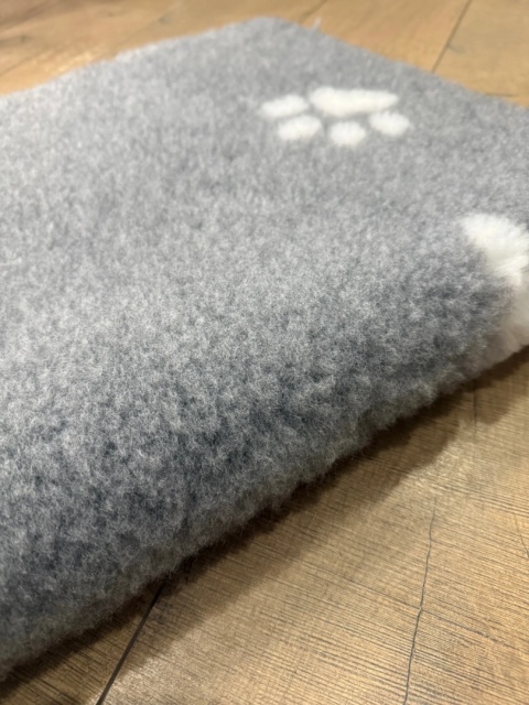 BUBA Legowisko antypoślizgowe DRY BED 28mm szary w białe łapy i kości 100*75 cm