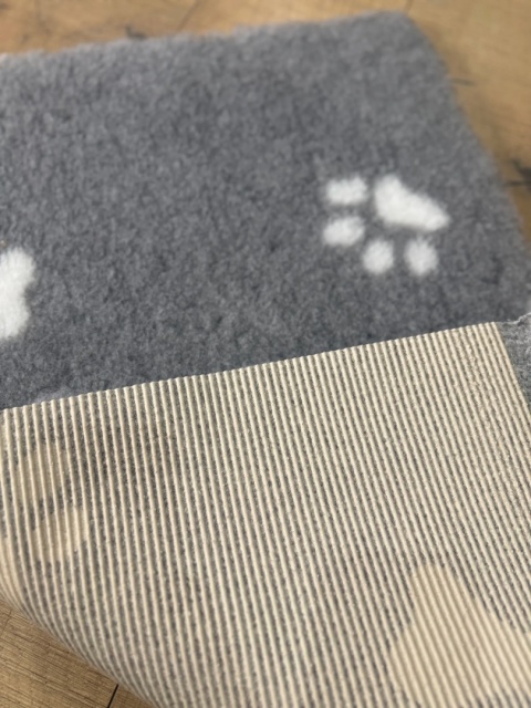 BUBA Legowisko antypoślizgowe DRY BED 28mm szary w białe łapy i kości 100*75 cm